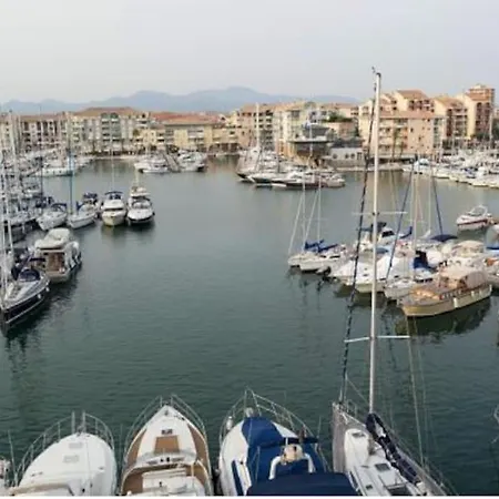 Port Cap Hermes Vue Et Port Pieds Dans L'eau Piscine Pkg Appartement Fréjus