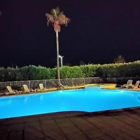 Port Cap Hermes Vue Et Port Pieds Dans L'eau Piscine Pkg * Frejus